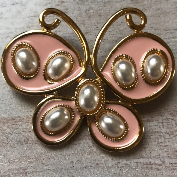 St John butterfly button 🦋 - Picture 4 of 5